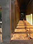 回廊に差し込む夕日